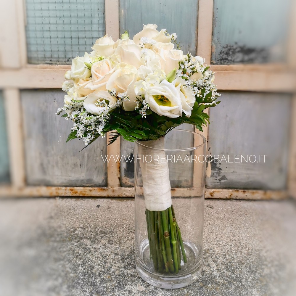 Bouquet sposa con lisianthus , rose e limonium